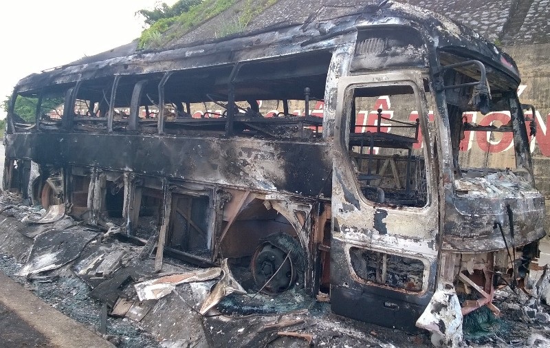 Xe chở học sinh cháy rụi khi đang chạy trên đường - 5