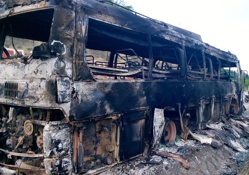 Xe chở học sinh cháy rụi khi đang chạy trên đường - 1
