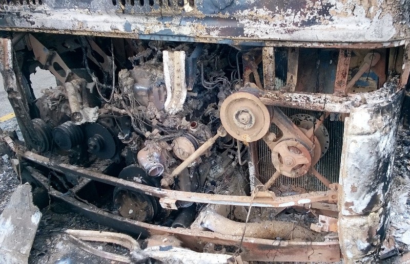 Xe chở học sinh cháy rụi khi đang chạy trên đường - 4