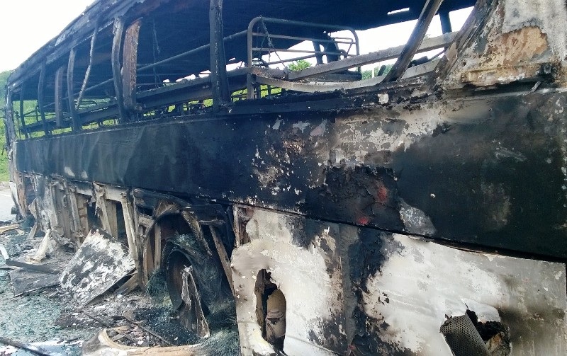 Xe chở học sinh cháy rụi khi đang chạy trên đường - 3