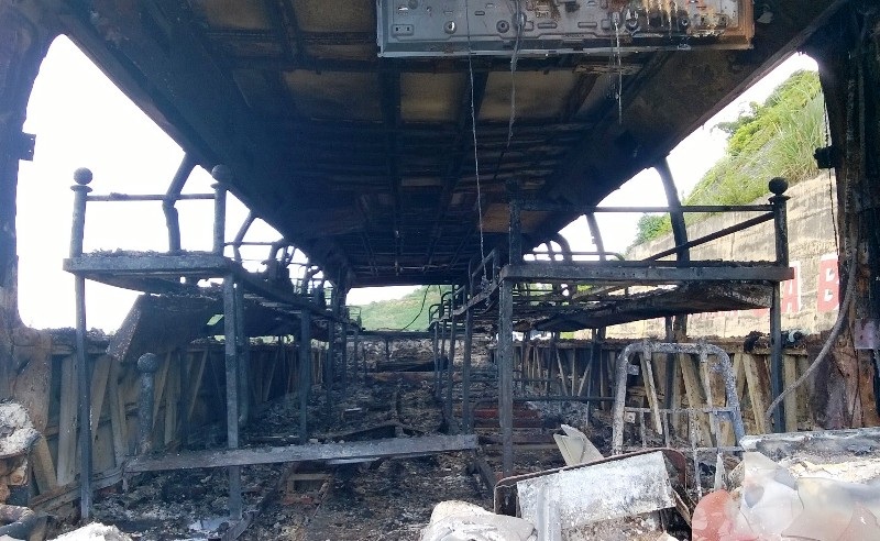 
Hình ảnh chiếc xe cháy trơ khung.
