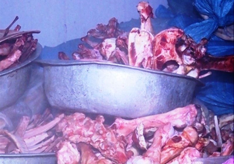 Phát hiện 1,4 tấn da, xương trâu bò không chứng nhận thú y - 1 Xương trâu bò mất an toàn vệ sinh thực phẩm