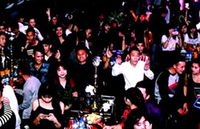 Đột kích quán bar lớn nhất xứ Thanh, tạm giữ hàng chục nam nữ thanh niên - 2 Bên trong bar Lam Kinh Club