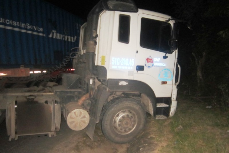 
Một chiếc xe đầu kéo đâm xuống mương
