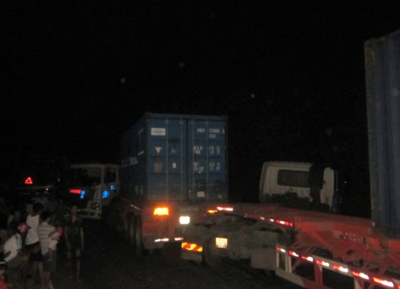 Tiếp đó 3 chiếc xe khác cũng gặp nạn liên hoàn