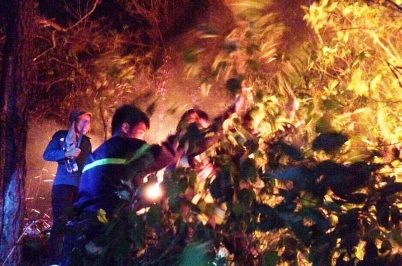 Lực lượng chức năng tham gia chữa cháy