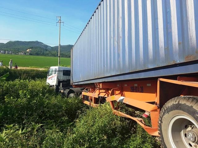 Nhiều chuyến tàu trễ giờ vì container “ăn vạ” trên đường ray - 2 Đầu chiếc xe ở dưới mương nước, còn đuôi xe thì ở trên đường ray