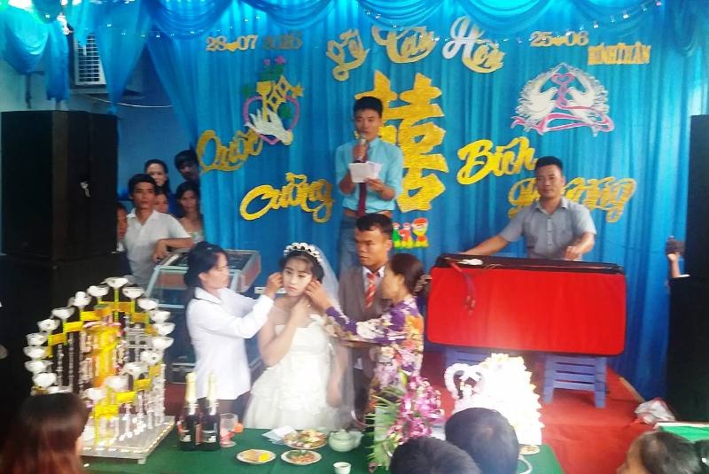 Đám cưới cổ tích của chàng rể "tí hon" và cô dâu xinh đẹp - 5 Cô dâu đón nhận món quà của đại diện hai gia đình trong ngày cưới
