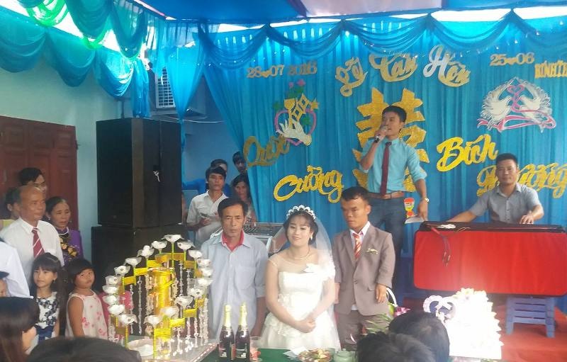Đám cưới cổ tích của chàng rể "tí hon" và cô dâu xinh đẹp - 4 Hàng trăm người dân địa phương và họ hàng hai bên chúc phúc cho đôi bạn trẻ