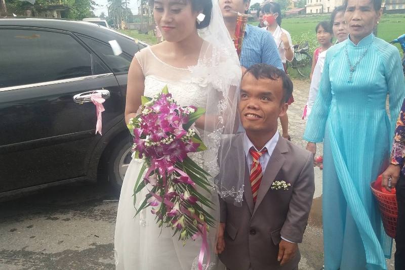 Đám cưới cổ tích của chàng rể "tí hon" và cô dâu xinh đẹp - 6 Dù chênh lệch nhau về ngoại hình, nhưng tình yêu của họ như một câu chuyện cổ tích