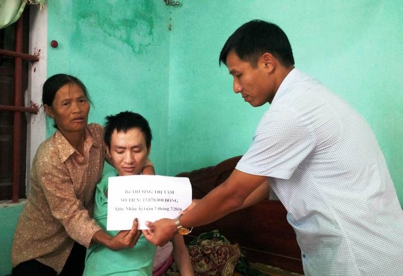 Đại diện chính quyền địa phương trao quà bạn đọc báo Dân trí ủng hộ tới gia đình bà Tâm