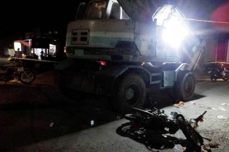 Đâm vào máy xúc, 2 học sinh tử vong - 1 Hiện trường vụ tai nạn