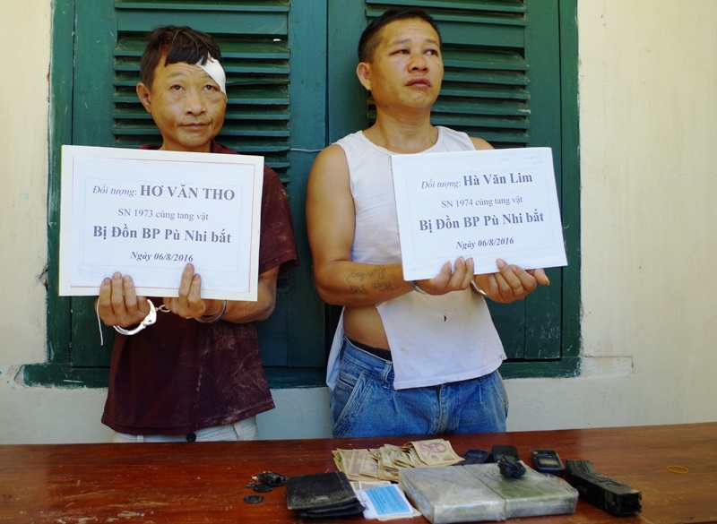 Bị phát hiện vận chuyển ma túy, dùng súng phun khí độc để tẩu tán tang vật - 1 Hai đối tượng bị bắt giữ