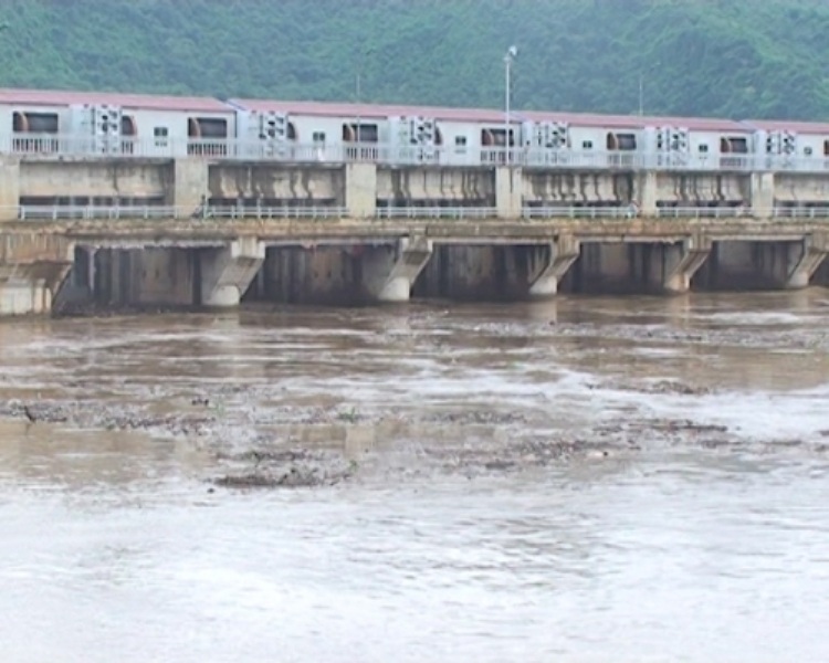 Mưa lũ hoành hành ở miền Tây xứ Thanh, nhiều tuyến đường bị chia cắt - 8 Nước từ thượng nguồn đổ về kéo theo bùn, đất còn gây ô nhiễm lòng sông, lòng hồ thủy điện Bá Thước