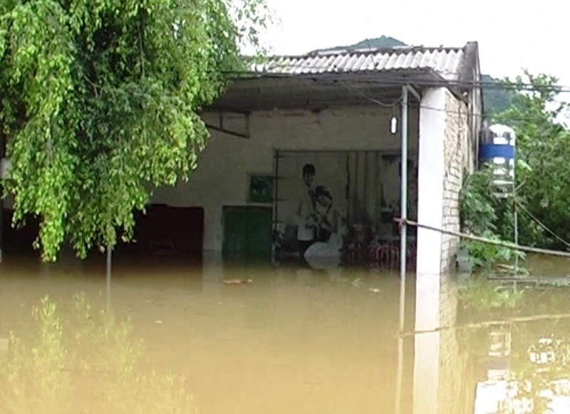 Mưa lũ hoành hành ở miền Tây xứ Thanh, nhiều tuyến đường bị chia cắt - 6 Mưa lũ đã gây nhiều thiệt hại về tài sản của người dân