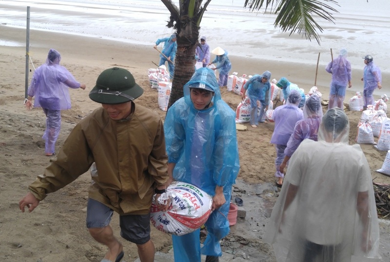 Dân đổ ra biển lấy cát làm "vũ khí" chống bão - 2 Công tác ứng phó với bão số 3 đang rất khẩn trương