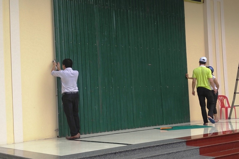 Dân đổ ra biển lấy cát làm "vũ khí" chống bão - 3 Dân đổ ra biển lấy cát làm "vũ khí" chống bão - 3