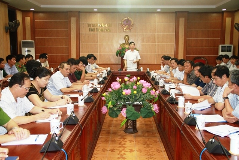 Dân đổ ra biển lấy cát làm "vũ khí" chống bão - 9 Tỉnh Thanh Hóa tổ chức họp khẩn