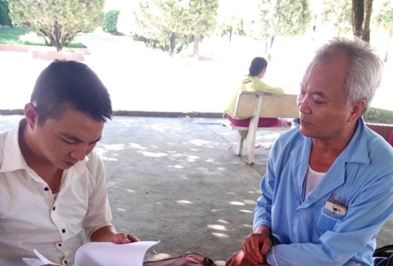 Cán bộ tuyên giáo bị tố “ôm” khoản nợ hàng trăm triệu đồng bỏ trốn - 1
Ông Lê Đình Phớt (phải) trình bày sự việc