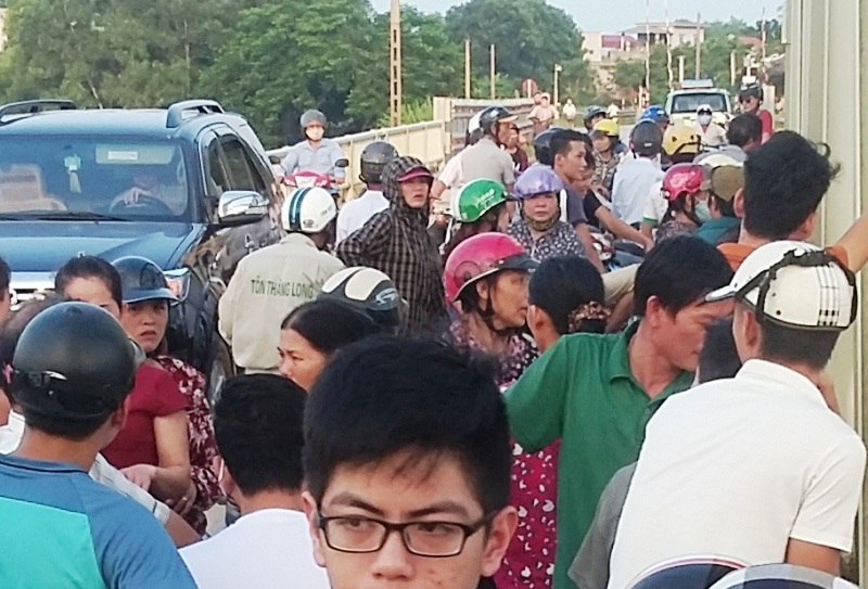 Nam sinh lớp 12 nhảy cầu Hàm Rồng tự vẫn - 2 Nhiều người đi đường hiếu kỳ đứng lại xem