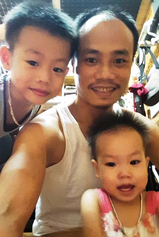 Anh Sơn và các con của mình