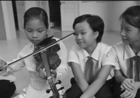 “Chiếc đèn ông sao” - MV cảm động mùa Trung thu - 3 Cô bé ước mơ được kéo đàn bên bạn bè trong ngày Tết Trung thu.