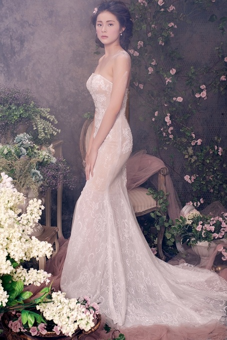 Những mẫu váy trong bộ sưu tập áo cưới lần này của Lek Chi lấy cảm hứng từ hơi thở thiên nhiên pha chút cổ điển ngọt ngào. Bộ sưu tập kết hợp từ những chất liệu quen thuộc và chuyên biệt, sử dụng trong thiết kế váy cưới như: silk gazar, satin, lace, taffeta, tulle... nhằm giữ được sự sang trọng nhất định của chiếc váy ngày lễ .