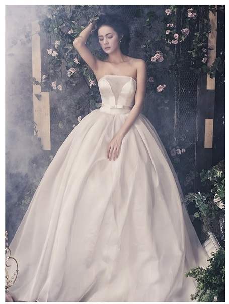 Ý tưởng bộ ảnh được lên ý tưởng từ các mẫu thiết kế trong Bộ sưu tập - những chiếc váy cưới dành cho tiết trời giao mùa xuân - hè.