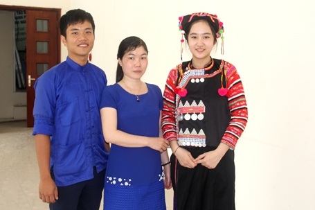 
Em Tống Mỹ Linh (dân tộc Hà Nhì, Huy chương vàng Olympic Hùng Vương môn Ngữ văn - bìa phải), em Lê Tùng Lâm (dân tộc Lô Lô, giải Khuyến khích HSG Quốc gia môn Lịch sử - bìa trái) cùng cô giáo Phùng Thị Kim Oanh.
