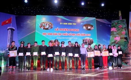 
Nhà báo Nguyễn Lương Phán - Phó Tổng Biên tập báo Dân trí đại diện Quỹ Khuyến học Việt Nam - báo Dân trí trao tặng học bổng tới các em học sinh, sinh viên dân tộc thiểu số xuất sắc với mức học bổng 5 triệu đồng mỗi em.
