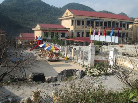 
Bức ảnh của Ly Thị Và (19 tuổi): “Em không được đi học, ngày nhỏ không có ai trông em bé nên em phải ở nhà. Thấy các bạn đi học, em cũng thích nhưng không ai giúp bố mẹ trông em. Sau này các thầy cô vận động đi học em không đi vì ngại mình lớn quá, với lại ở nhà rất nhiều việc bố mẹ làm không hết được nên em không muốn đi học nữa. Em chụp bức ảnh này vì thấy trường học đẹp quá. Em rất muốn các bạn nhỏ đều được đi học”.
