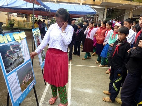 
Em Ly Thị Và bên bức ảnh mình chụp.
