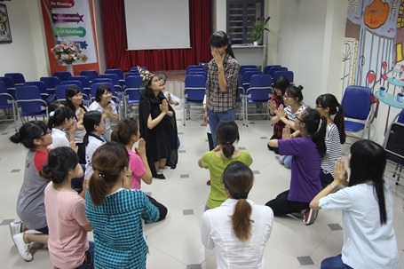 Giáo viên và học viên cùng dạy và học với phương pháp diễn kịch.