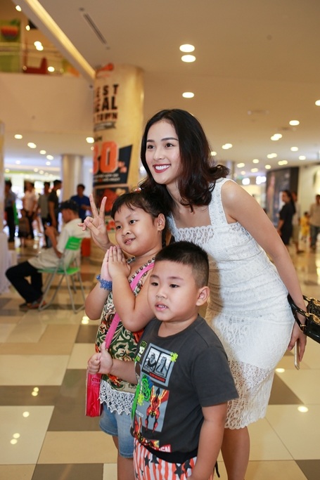 Người tình tin đồn của Quốc Cường gây chú ý tại sự kiện - 1 Hạ Vi đang là cái tên gây ồn ào với chuyện tình cảm cùng doanh nhân phố núi và cũng là chồng cũ của Hồ Ngọc Hà - Cường Đô la nên sự xuất hiện của cô đón nhận nhiều sự chú ý. Cô trang điểm nhẹ nhàng, chọn chiếc váy trắng nền nã càng làm tôn lên vẻ đẹp mong manh.