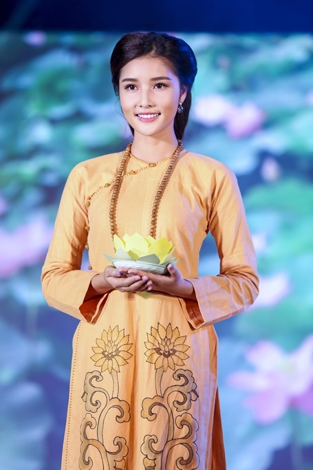 Tối 4/12, Hoa hậu Triệu Thị Hà tham gia một chương trình giới thiệu những nét đẹp văn hoá của Phật Giáo đồng thời giúp đỡ bà con nghèo bệnh tật và bị thiên tai đón Tết 2016.