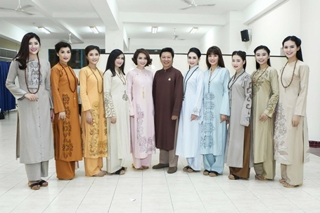 Hoa hậu các dân tộc Việt Nam 2011 thân thiện trò chuyện và chụp ảnh kỷ niệm cùng diễn viên Hiền Mai. Ngoài ra, chương trình có có sự góp mặt của MC Quỳnh Hương, MC Thanh Mai, Hoa hậu Điện ảnh Mai Mai, Á khôi Thể thao Băng Châu...