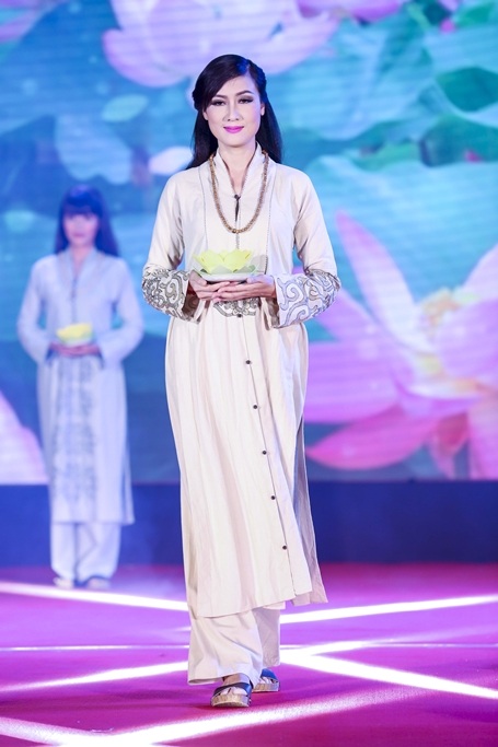 Diễn viên Hiền Mai tham gia trình diễn áo dài.