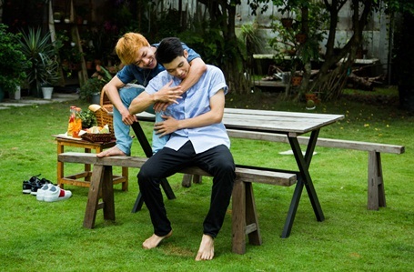 Chuyện tình yêu đồng tính qua MV của quán quân Vietnam Idol - 3 Trong tình yêu, không gì là không thể. Ai cũng có thể khát khao tình yêu và xứng đáng có được tình yêu.