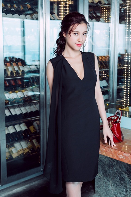 Ngoài ra, phấn nền tông nude, kết hợp phấn mắt và má hồng, son môi cam hồng tạo cảm giác tươi trẻ nổi bật cho Hoàng Oanh.