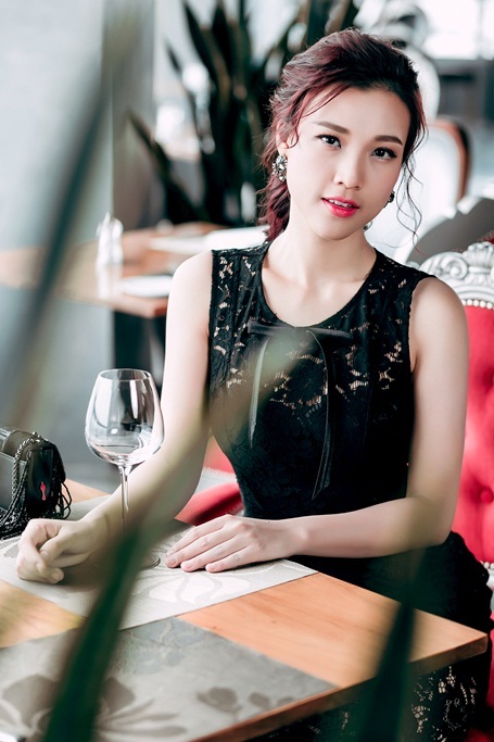 Thường xuyên di chuyển liên tục vì tính chất công việc, Hoàng Oanh cũng đổi gió với những bộ cánh tối giản. Kiểu váy xuyên thấu đắp ren sẽ là sự lựa chọn hoàn hảo đảm bảo sành điệu cho cô nàng thành thị.