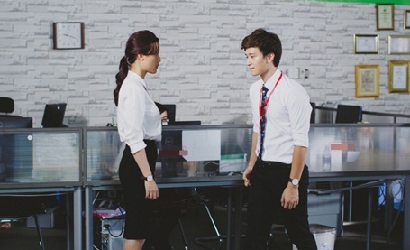 Ngọt lịm phim ngắn kỷ niệm 700 ngày yêu của cặp đôi “em yêu chị” - 1 “Món quà Giáng Sinh” kể về câu chuyện tình yêu công sở. Nhưng vì làm chung công ty, họ phải giấu giếm mối quan hệ thật sự khiến Minh không cảm thấy thoải mái và muốn nghỉ việc để công khai tình cảm.
