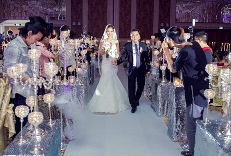 Á hậu được bố ruột tháp tùng vào khu vực làm lễ.