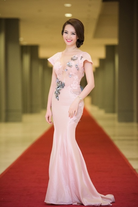 Á hậu Thụy Vân gợi cảm, con gái Xuân Hinh sành điệu, nổi bật - 8 Tiếp đó, bà mẹ một con diện chiếc váy đuôi cá vô cùng sang trọng, quý phái.