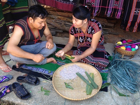 Chị Viên Thị Kết (phải) tự tay làm những cặp bánh a quát.