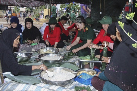 Con em đồng bào Chăm được học tiếng và chữ viết của dân tộc mình - 4 Phụ nữ Chăm cùng bộ đội gói bánh tét mừng Tết quân - dân.