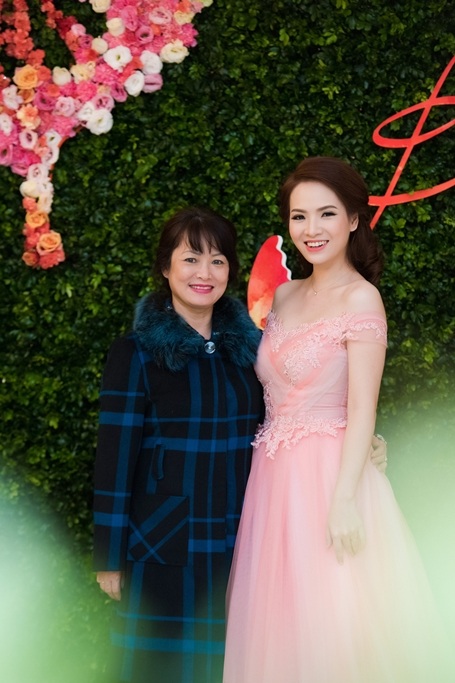 Ca sỹ Mỹ Linh ngọt ngào trong đêm nhạc kỉ niệm ngày cưới - 5 Bên cạnh đó, nhiều ca sĩ, diễn viên khác cũng đến chúc mừng sự kiện của Diva Mỹ Linh, như: MC – diễn viên Đan Lê. Đan Lê đi cùng với mẹ.