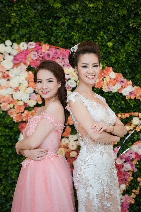 Ca sỹ Mỹ Linh ngọt ngào trong đêm nhạc kỉ niệm ngày cưới - 6 Đan Lê ngọt ngào khoe sắc bên Á hậu Thụy Vân.