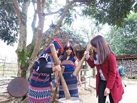 Đồng bào Cơ tu làm du lịch - 2 Du khách cùng đồng bào giã gạo ở Tà Bhing, huyện Nam Giang.