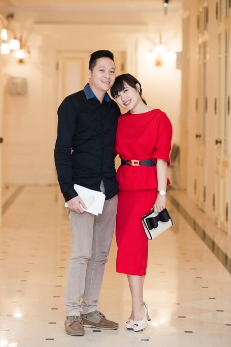 Ca sỹ Mỹ Linh ngọt ngào trong đêm nhạc kỉ niệm ngày cưới - 7 Vợ chồng ca sĩ Khánh Linh tình tứ bên nhau.