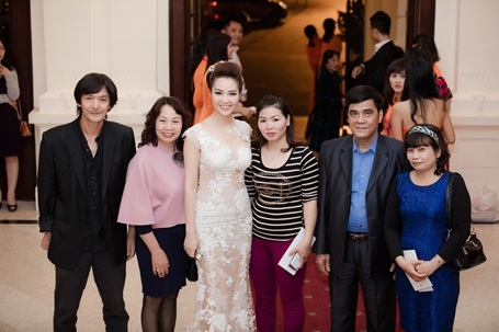 Ca sỹ Mỹ Linh ngọt ngào trong đêm nhạc kỉ niệm ngày cưới - 4 Cô đi cùng gia đình của mình.
